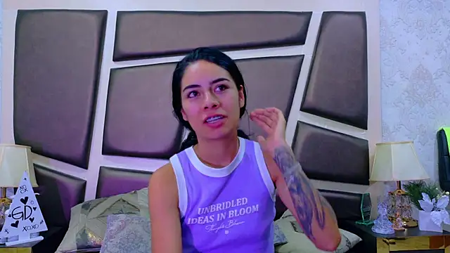 Snapshot of NicoleEsposito chatting on 05.08.26 NicoleEsposito online show from 05.08.26