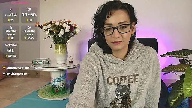 Snapshot of Elliee_ chatting on 02.12.25 Elliee online show from 02.12.25