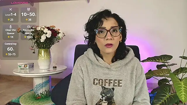 Snapshot of Elliee_ chatting on 02.13.25 Elliee online show from 02.13.25