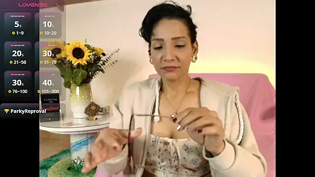 Snapshot of Elliee_ chatting on 02.18.25 Elliee online show from 02.18.25