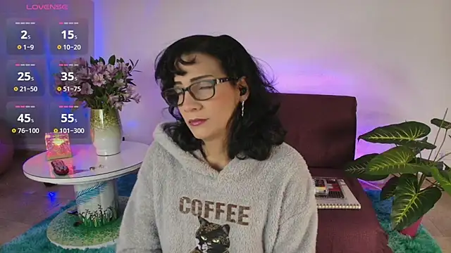 Snapshot of Elliee_ chatting on 03.08.25 Elliee online show from 03.08.25