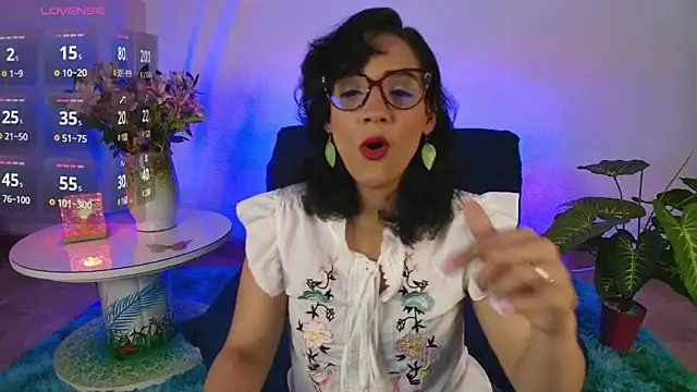 Snapshot of Elliee_ chatting on 03.12.25 Elliee online show from 03.12.25