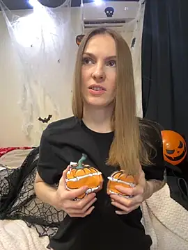 Snapshot of RachelBelI chatting on 10.19.25 RachelBelI online show from 10.19.25