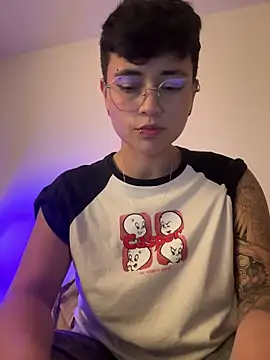 Ashley Chriss online show from 02.20.25