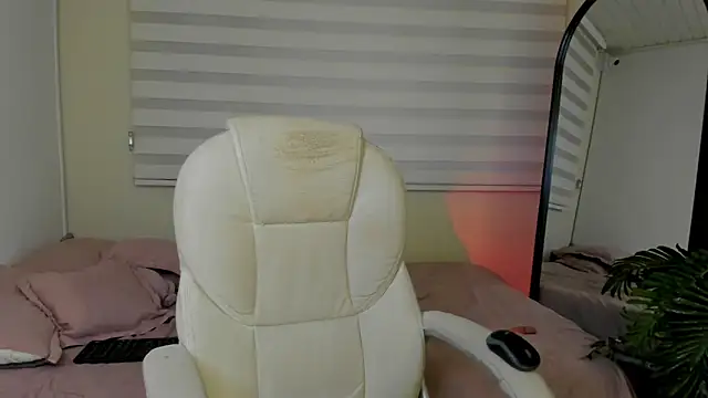 Catyloves online show from 12.16.25