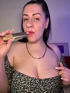 Snapshot of Evelinia chatting on 05.25.26 Evelinia online show from 05.25.26