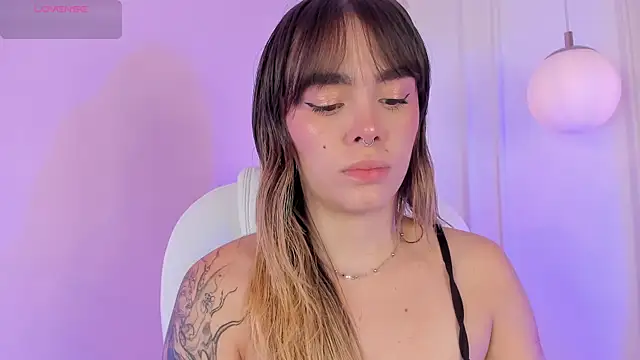 Snapshot of Lucy_Vega chatting on 11.17.25 Lucy Vega online show from 11.17.25