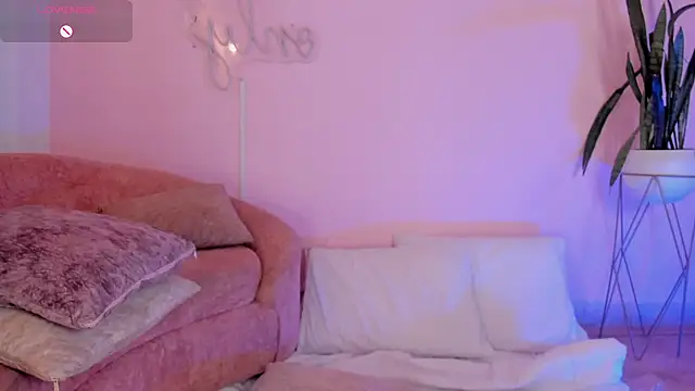 Snapshot of Lucy_Vega chatting on 11.20.25 Lucy Vega online show from 11.20.25