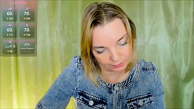 Snapshot of Regina__blue chatting on 12.13.24 Regina blue online show from 12.13.24