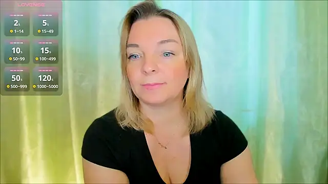 Snapshot of Regina__blue chatting on 12.17.24 Regina blue online show from 12.17.24