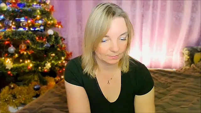 Snapshot of Regina__blue chatting on 12.19.24 Regina blue online show from 12.19.24