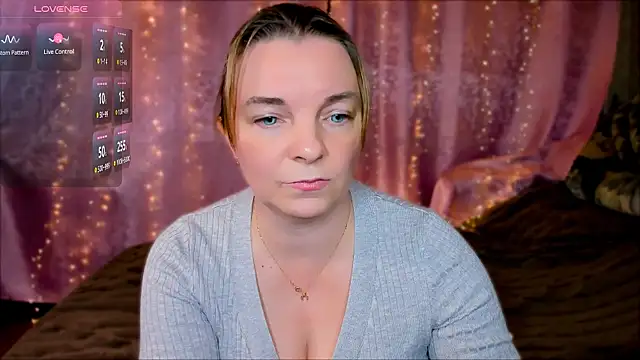 Snapshot of Regina__blue chatting on 01.12.25 Regina blue online show from 01.12.25