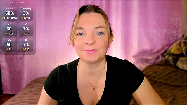 Snapshot of Regina__blue chatting on 01.28.25 Regina blue online show from 01.28.25