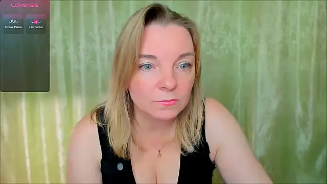 Snapshot of Regina__blue chatting on 02.11.25 Regina blue online show from 02.11.25