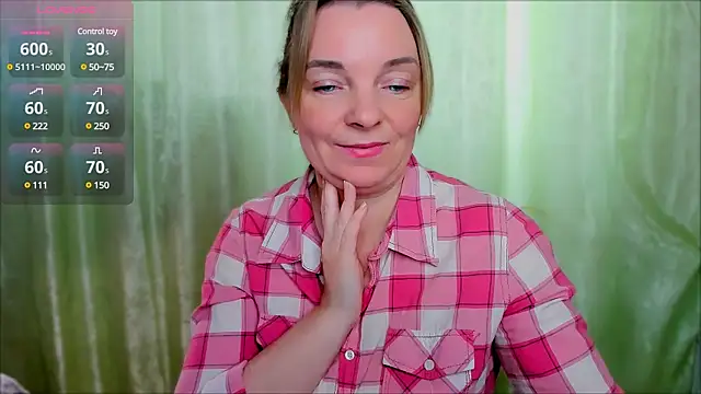 Snapshot of Regina__blue chatting on 02.13.25 Regina blue online show from 02.13.25