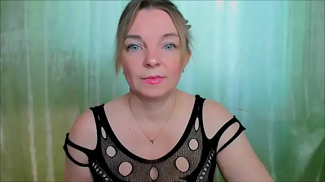 Snapshot of Regina__blue chatting on 02.21.25 Regina blue online show from 02.21.25