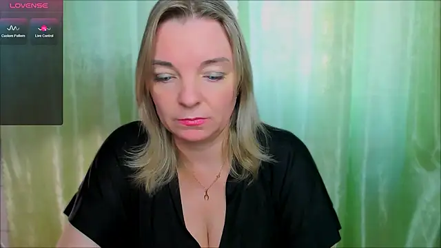 Snapshot of Regina__blue chatting on 03.22.25 Regina blue online show from 03.22.25