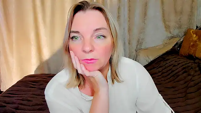 Snapshot of Regina__blue chatting on 09.14.25 Regina blue online show from 09.14.25