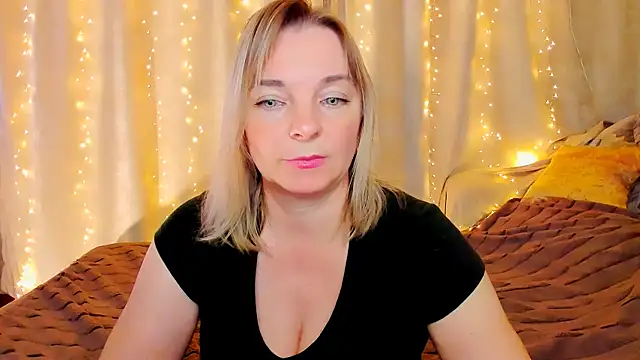 Snapshot of Regina__blue chatting on 10.28.25 Regina blue online show from 10.28.25