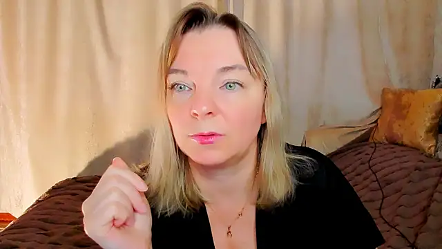 Snapshot of Regina__blue chatting on 11.12.25 Regina blue online show from 11.12.25