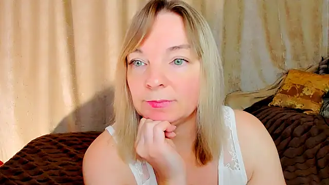 Snapshot of Regina__blue chatting on 11.16.25 Regina blue online show from 11.16.25