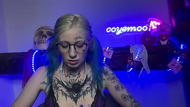 Snapshot of coyemoo chatting on 02.14.25 coyemoo online show from 02.14.25