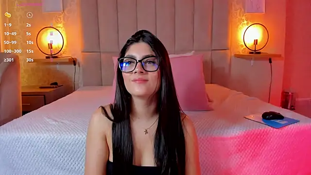 Snapshot of Amy-Saenz chatting on 11.21.25 Amy-Saenz online show from 11.21.25