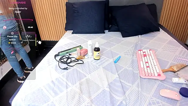 EvaaLovia1 online show from 12.20.25