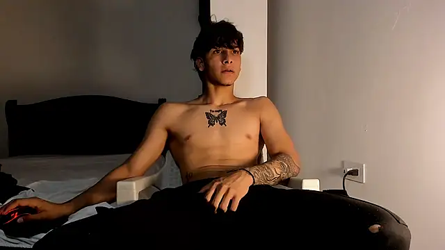 Snapshot of Snakebutterfly chatting on 01.07.25 Snakebutterfly online show from 01.07.25