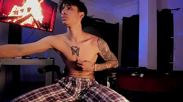 Snapshot of Snakebutterfly chatting on 02.08.25 Snakebutterfly online show from 02.08.25