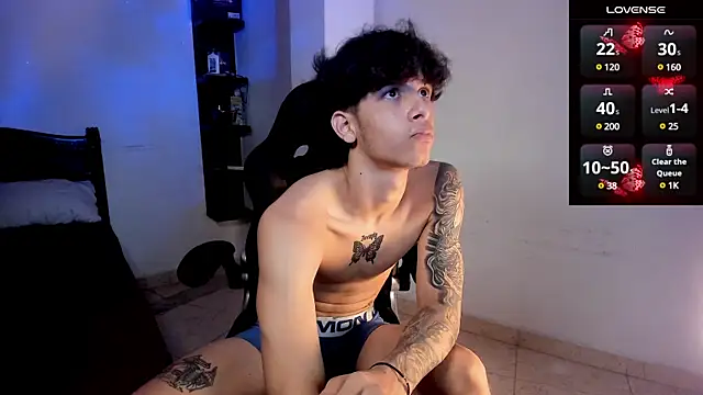 Snapshot of Snakebutterfly chatting on 03.08.25 Snakebutterfly online show from 03.08.25