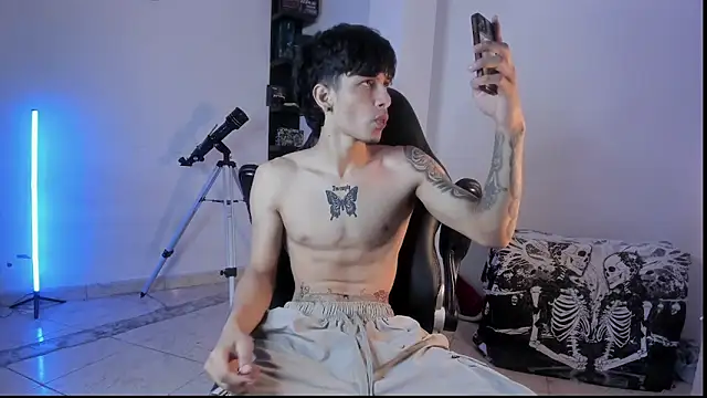 Snapshot of Snakebutterfly chatting on 10.19.25 Snakebutterfly online show from 10.19.25