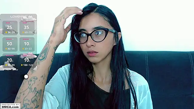 Snapshot of missari_054 chatting on 11.19.25 missari 054 online show from 11.19.25