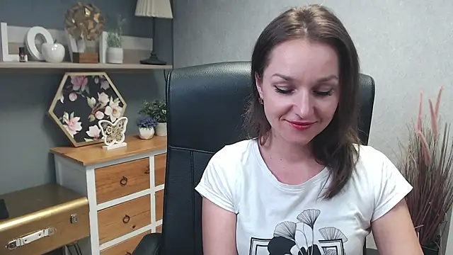 Snapshot of AliciaDesire chatting on 12.17.24 AliciaDesire online show from 12.17.24