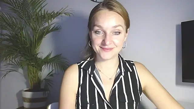 Snapshot of AliciaDesire chatting on 12.03.25 AliciaDesire online show from 12.03.25