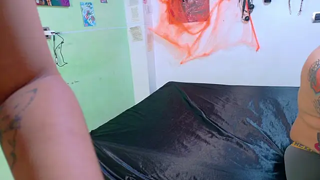 Snapshot of clydexxxbunny chatting on 10.25.25 clydexxxbunny online show from 10.25.25