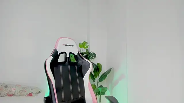 Snapshot of Adriennesexxx chatting on 02.09.25 Adriennesexxx online show from 02.09.25