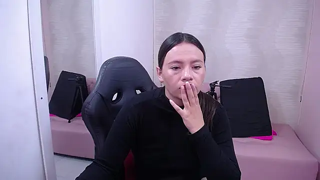 Snapshot of lauraguzman chatting on 02.10.25 lauraguzman online show from 02.10.25