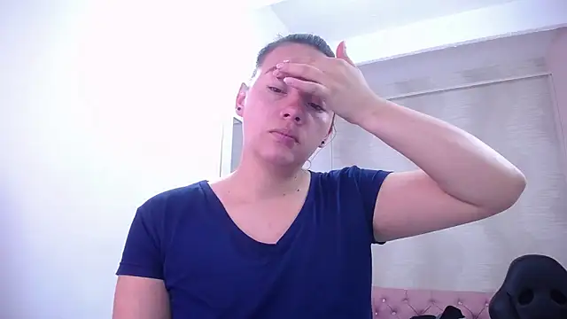 Snapshot of lauraguzman chatting on 02.27.25 lauraguzman online show from 02.27.25