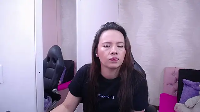 Snapshot of lauraguzman chatting on 03.17.25 lauraguzman online show from 03.17.25