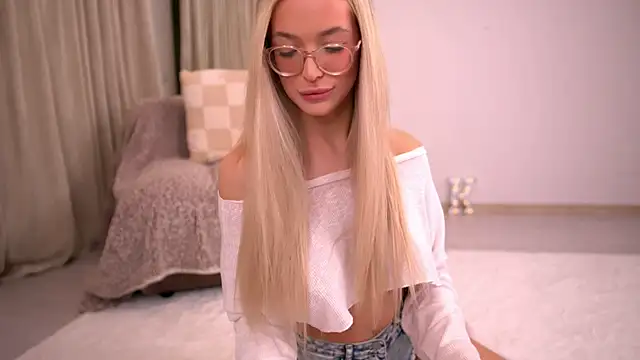 Snapshot of KylieJoyce chatting on 02.07.26 KylieJoyce online show from 02.07.26