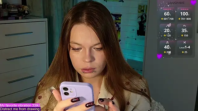 Snapshot of ValBae chatting on 09.29.25 ValBae online show from 09.29.25