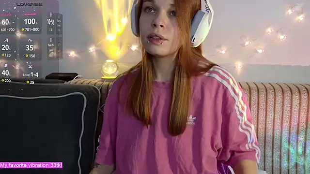 Snapshot of ValBae chatting on 11.19.25 ValBae online show from 11.19.25