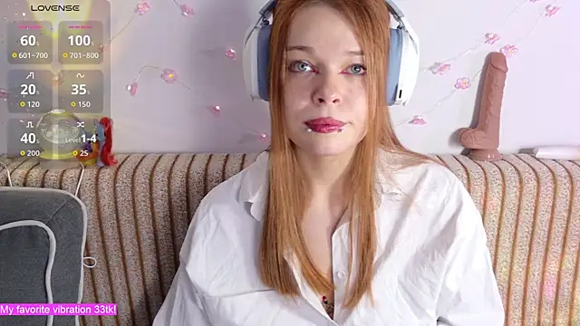 Snapshot of ValBae chatting on 11.24.25 ValBae online show from 11.24.25