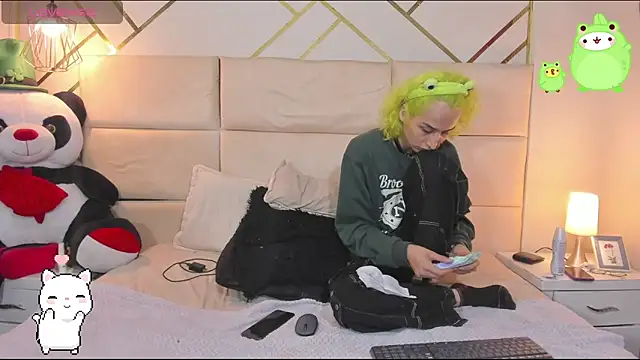 Snapshot of -kisa_ chatting on 10.15.25 -kisa online show from 10.15.25