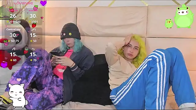 Snapshot of -kisa_ chatting on 10.22.25 -kisa online show from 10.22.25