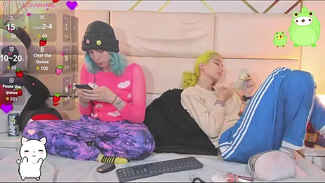 Snapshot of -kisa_ chatting on 10.23.25 -kisa online show from 10.23.25