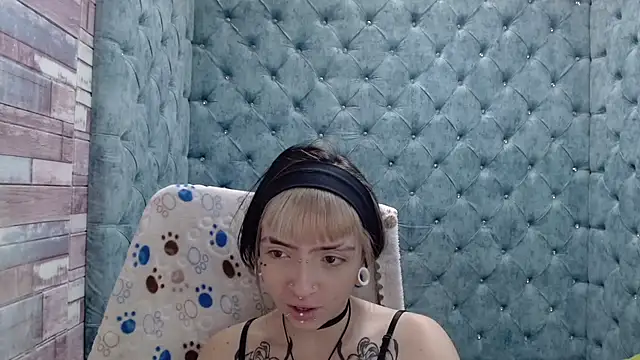 Snapshot of Samantha_Smiith chatting on 10.10.25 Samantha Smiith online show from 10.10.25