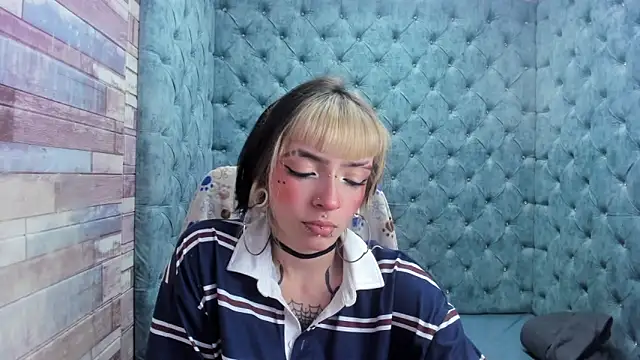 Snapshot of Samantha_Smiith chatting on 11.26.25 Samantha Smiith online show from 11.26.25