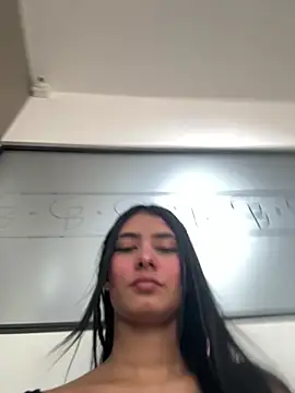 Snapshot of LaurenRodriiguez chatting on 04.21.26 LaurenRodriiguez online show from 04.21.26